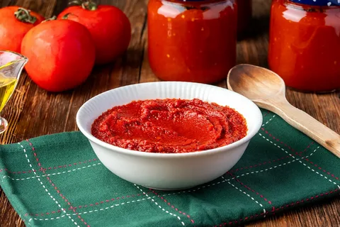 تصویر 4 از رب گوجه خانگی کیلویی با بافت نرم و رنگ جذاب